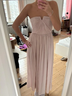 Långklänning  - Ljusrosa långklänning. 