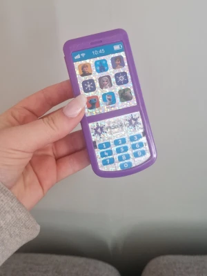 Leksaksmobil - Leksaksmobil som går att öppna i frost tema. Perfekt för lek och fantasi. Skärmen är klistermärken- dvs går ej att trycka på knapparna.