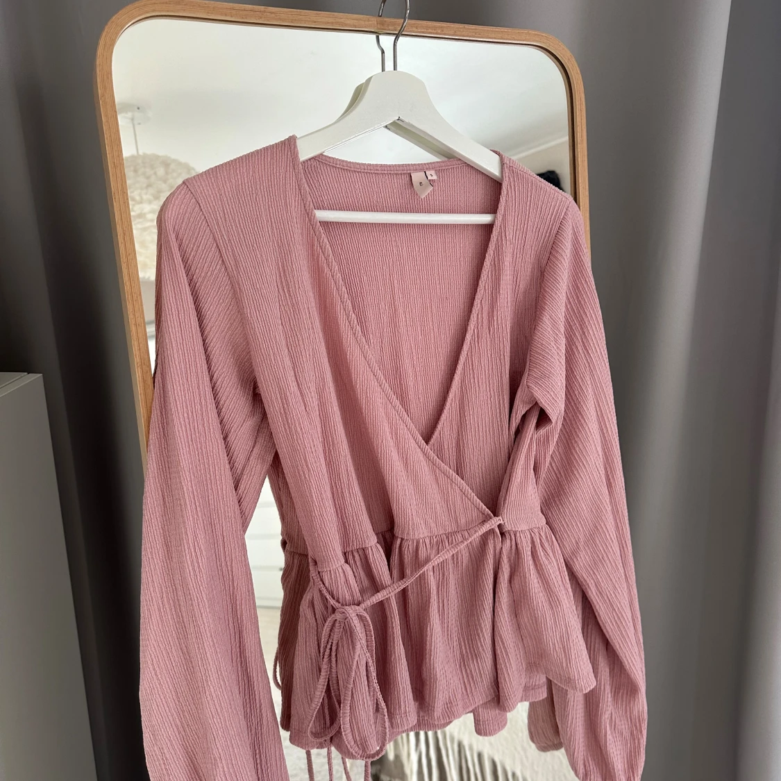 Rosa omlottblus med volang