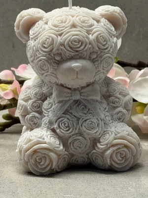 Nalleljus i sojavax - Exklusiv rosnalle i ekologiskt sojavax 🧸🌸 En handgjuten nalle med vackra rosendetaljer – skapad för att vara både en fin inredningsdetalj och en uppskattad gåva.  Tillverkad av svenskt ekologiskt sojavax med en brinntid på cirka 2 timmar.  • Höjd: ca 8 cm • Handgjord med omsorg – varje exemplar är unikt  Perfekt till babyshower, dop eller som en kärleksfull present ✨