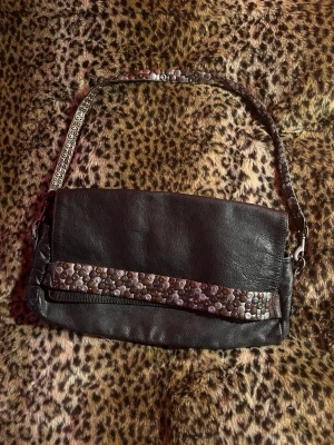 Handväska med nitar - Snygg svart handväska med nitar & bra skick!!!