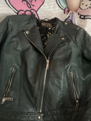 Svart skinnjacka från Jofama - Snygg svart skinnjacka från Jofama by Marie Serneholt, knappt använd av mig men fick second hand, har två små fläckar som nog går bort om man försöker och en sömm som har spruckit men inget som inte går att fixa eller syns, äkta skinn, mörkgrön/svart