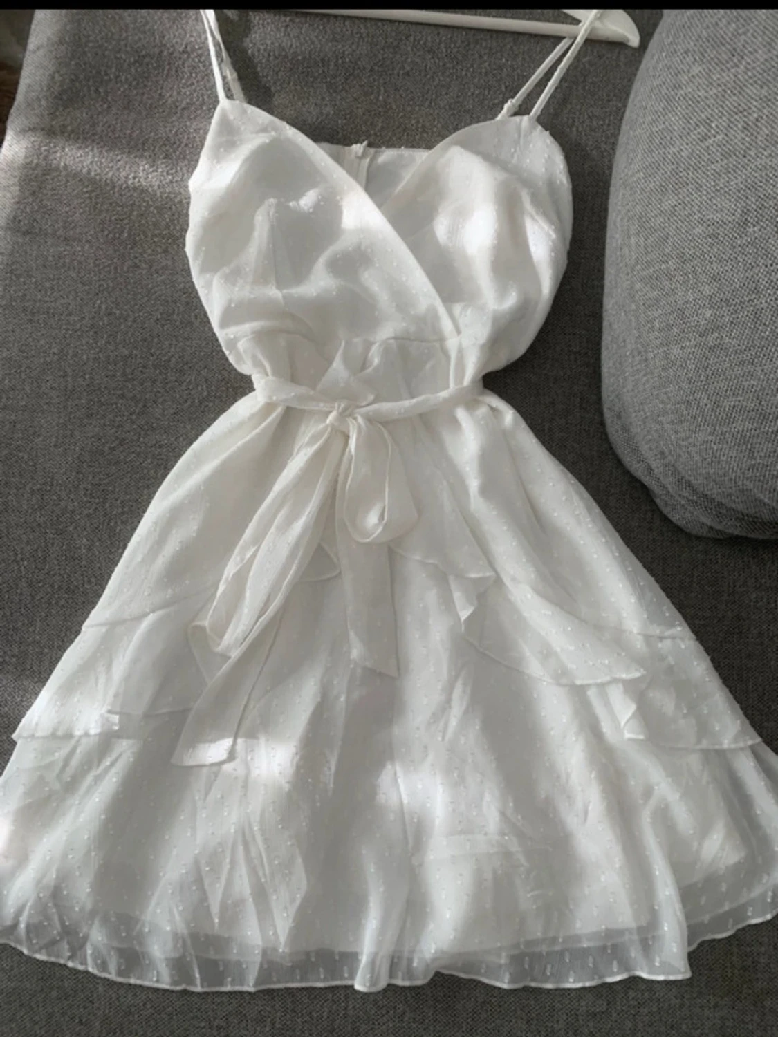 Vit sommarklänning med volanger