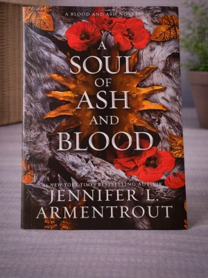 A Soul of ASH and Blood (Brand new, in English) - Skick: Helt ny bok. Omslag: Pappercover. Storlek: standard (inte pocket). Förpackning: I sitt originala plastomslag. Från: Stockholm. Snabb leverans inom Sverige.