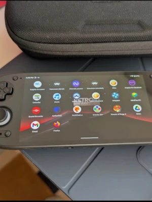 Handhållen spelkonsol svart - Säljer en svart handhållen spelkonsol med stor pekskärm och inbyggda styrspakar samt knappar. Konsolen har Android-gränssnitt och stöd för flera emulatorer och Steam-spel. Perfekt för retrospel och moderna titlar på språng.