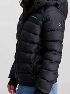 Svart dunjacka från Peak Performance - Säljer en svart dunjacka från Peak Performance med huva och dragkedja framtill. Finns fler bilder om det behövs, pris kan diskuteras 🤞