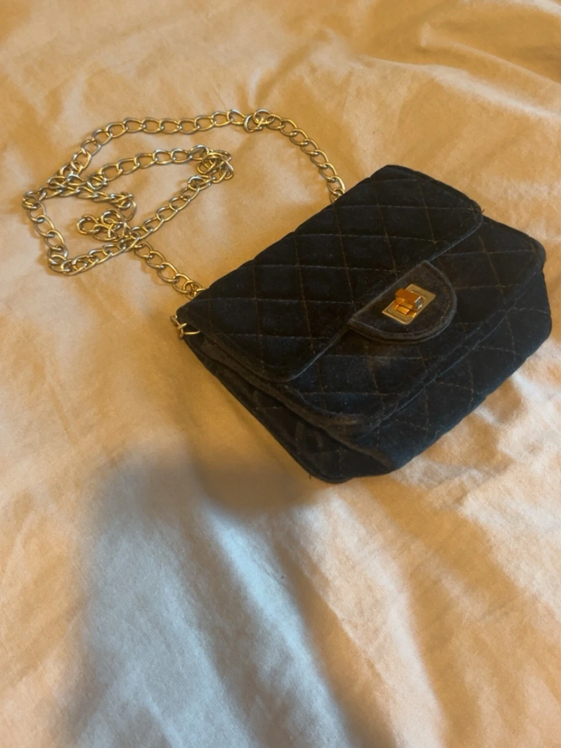 Svart axelväska med kedja