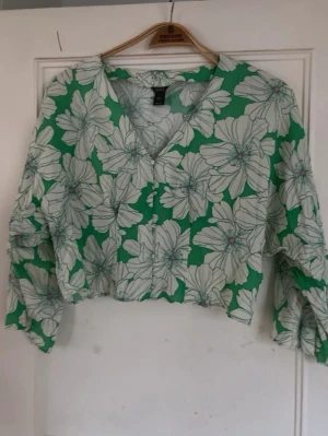 Mönstrad blus - Jättefin, aldrig använd. Skriv om du undrar något💕