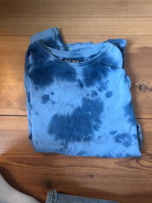 Blå tie-dye t-shirt - Jättecool jusblå o mörkblå tie dye t shirt. Knappt alls använd så jättebra skick!! Skriv om du har frågor