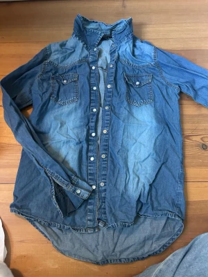 Jeansskjorta  - Cool blå jeansskjorta i strl 146/152. Inte mycket använd så i fint väldigt skick.Skriv om du har frågor! Kan stryka innnan jag skickar om det önskas.☺️