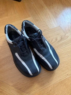 Golfskor från Ecco  - Snygga svarta golfskor från Ecco saknar en spike men lätt att byta ut, super bra skick och vintage stil 