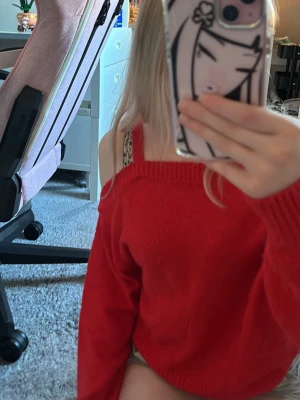 Söt röd off shoulder topp - Stickad off shoulder topp från divided💗