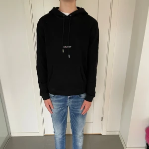 Saint Laurent hoodie  - Schysst svart Saint Laurent hoodies storlek M. Jag säljer pågrund av att den tyvärr inte passar mig. Den är självklart äkta och även i mycket bra skick. Pris går att diskutera, hör av er vid frågor!