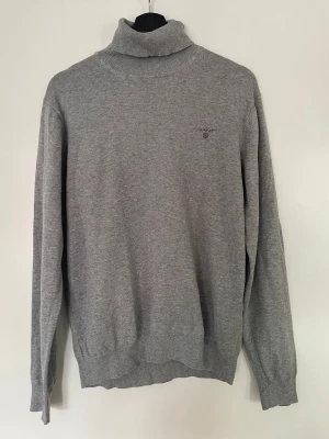 GANT polotröja – grå – strl M – fint skick - Stilren GANT polotröja i grå färg  ✔ Klassisk design ✔ Perfekt till höst/vinter/vår ✔ Diskret broderad logga  Storlek M Bra skick  📦 Skickas snabbt 📩 Skriv vid frågor Mvh,  Oscar