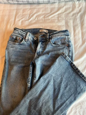 Ljusblå bootcut jeans - bootcut midwaist jeans från Gina❤️