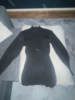 Svart ribbstickad klänning - jättefin stickad klänning med polokrage🖤