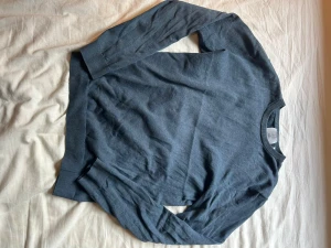 Blå stickad tröja från Bläck - Blå stickad tröja från bläck i storlek Small. Nypris ligger på ungefär 600kr men mitt pris är 200kr! Tröjan är i mycket bra skick.