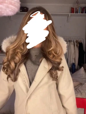 Kappa med fluff  - Beige kappa med fluff från gina tricot i bra skick, säljer pga den inte kommer till användning. Skriv för mer detaljer💕