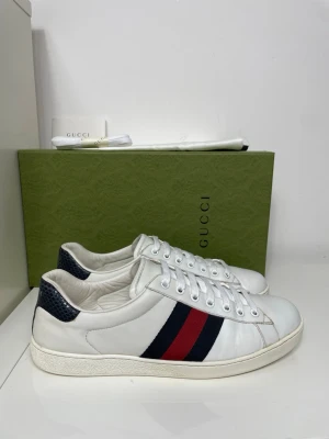 Gucci Ace Skor  - Säljer nu dessa Gucci Ace Skor i uk 8 som motsvarar 42, skriv för fler bilder/frågor🙌🏼