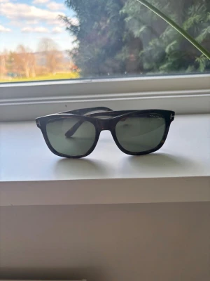 solglasögon från Tom Ford - Säljer ett par snygga glasögon från Tom Ford i mycket fint skick. Hör av er vid frågor.