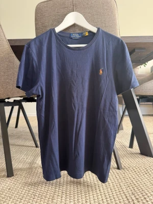Ralph Lauren t shirt  - Säljer en Ralph Lauren T-shirt i storlek L (14-16). Mycket bra skick . Postar inom 1–2 dagar.  Skriv privat om du vill ha fler bilder. 📦👕