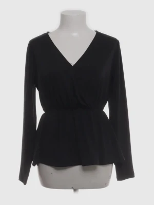 Svart omlottopp stretchig - Stilren svart omlottopp med stretchig material, passar flera storlekar. Toppen har en markerad midja som ger en snygg siluett och är lätt utsvängd nedtill. 