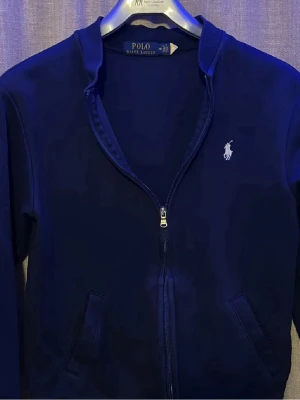 Ralph Lauren zip - Säljer denna Ralph Lauren zipen då den inte längre passar. Strl M passar bäst S.