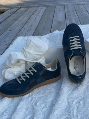 Maison Margiela Gats - Mörkblåa Maison Margiela Gats i strl 42! Allt og ingår!! Bilderna är tagna innan dem använts enstaka gånger (lite nytt crease osv)!!