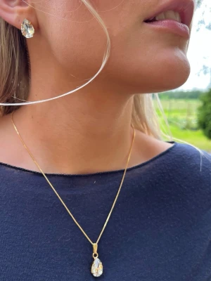 Smyckesset stud halsband kristall  - Ett set med halsband och stud örhängen. Guldplätterad mässing och kristaller. Aurora pear 14mm Clear Crystal. Längd 48cm inkl lås och förlängningskedja.  Finns även att få i andra färger på kristallen.   Jag skickar endast spårbart, samfraktar. Fast pris. Besök gärna mina övriga annonser.  Till mina smycken använder jag kristaller från Preciosa, Aurora och Swarowski.