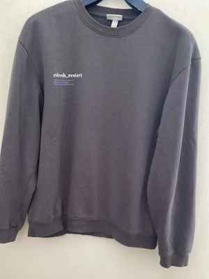 Grå sweatshirt med tryck och blomma - Cool grå sweatshirt. Perfekt för dig som gillar streetwear och unika print.