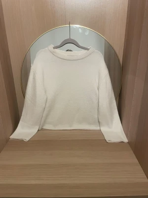 Vit stickad tröja från 157 - Klassisk vit stickad tröja från 157 med rund halsringning och långa ärmar i storlek s(men passar även mig bra som brukar ha xs). Tröjan har en mjuk och fluffig struktur som gör den extra mysig. Perfekt för lager på lager och enkel att matcha med olika outfits.skriv för mer bilder, pris kan diskuteras!💗