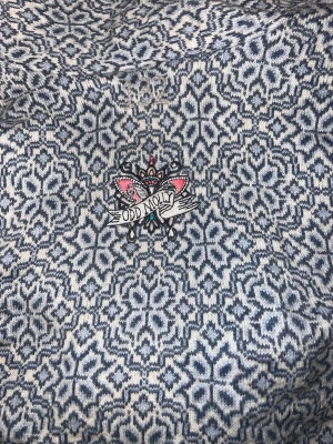 Mönstrad stickad tröja Odd Molly - Stickad tröja från Odd Molly i blått och vitt med snyggt geometriskt mönster. Tröjan har hög krage, långa ärmar och broderad logga framtill. Perfekt för dig som gillar unika detaljer och skön stil. Vet inte storleken  men veta ty de antingenn är M eller S. Passar mig som S men lite störr