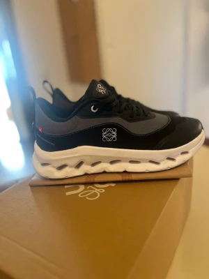 On cloud x Loewe cloudtilt 2.0 svart - Endast använda två gånger, perfekt skick. Storlek 42. Pris kan diskuteras