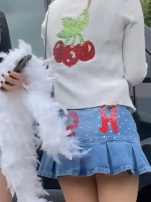 Harry Styles kofta med körsbär - Vit ribbad kofta med Harrys styles stora röda körsbär och gröna blad på ryggen. Storlek 36 - endast använd en gång - säljer även den matchande kjolen till 