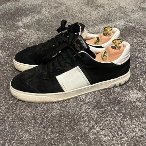 Valentino flycrew - Säljer nu mina svarta Valentino flycrew i mocka, självfallet äkta! Köpta sommaren 2024 och enbart använda vid ”finare tillfällen”. De är lite nötta undertill vid hälen och har tappat 3 nitar, men det är inget ovanligt på denna modell, kan lösa bild om det önskas! Skriv vid minsta fundering, priset är diskuterbart