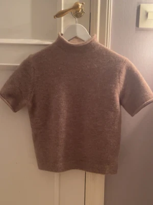 Zara polo topp  - säljer denna topp med polokrage från zara! Storlek S. Sparsamt använd, inga defekter! Brun / Beige