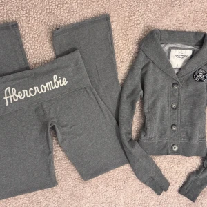 abercrombie & fitch lounge set  - super snyggt och unikt 2000s a&f set 🌸 obs skickar inte med bring! tröja bredd 39 längd 48 | low waist fold over yogabyxor  midja 40 innerben 85 lår 24 på lappen står L men passar egentligen 36/38 storleken på lappen stämmer inte  