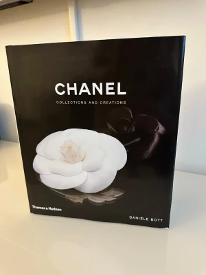 Chanel Collections and Creations bok - Snygg coffee table-bok med titeln 'Chanel Collections and Creations' av Danièle Bott. Lite skavd i ett hörn på pappret, men annars i toppskick. Nypris 425 - 500 kr.