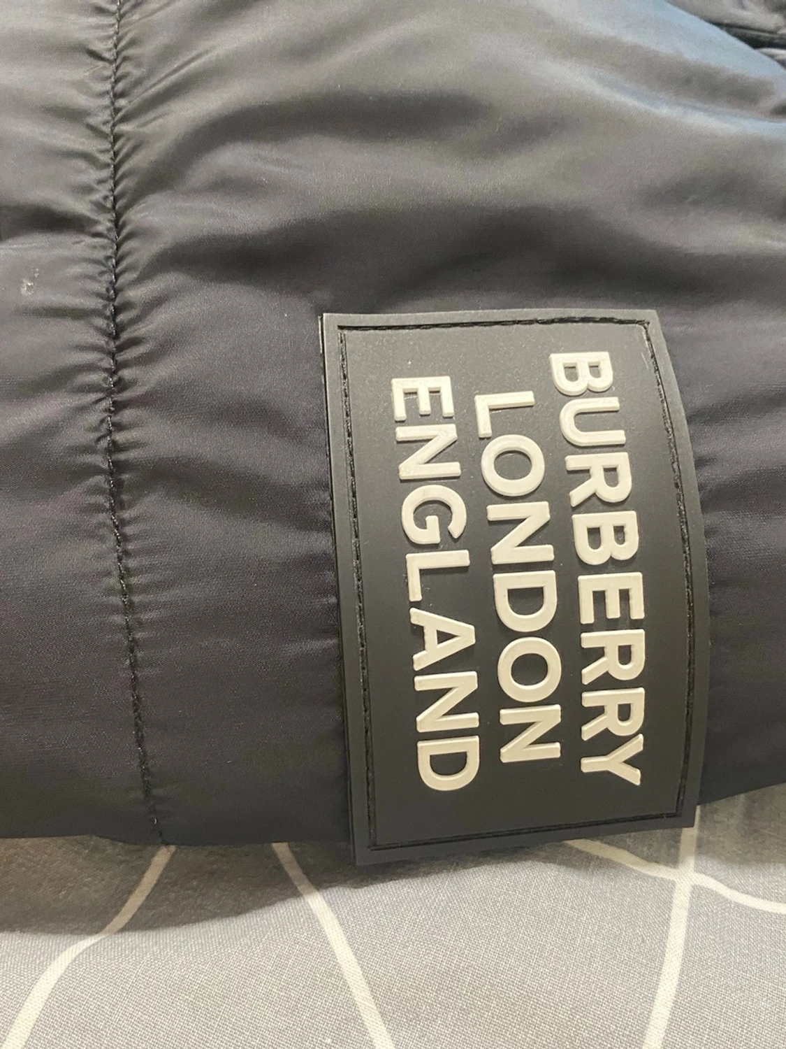 Svart pufferjacka med huva från burberry - 3