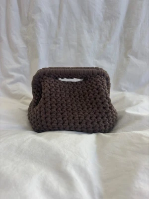 Handcrafted cocoa brown clutch - Unique handcrafted crocheted clutchbag. The bag is sturdy and provides a chunky yet minimalistic look. The clutch is also spacious while still being a smaller accessory. Perfect for everyday use!