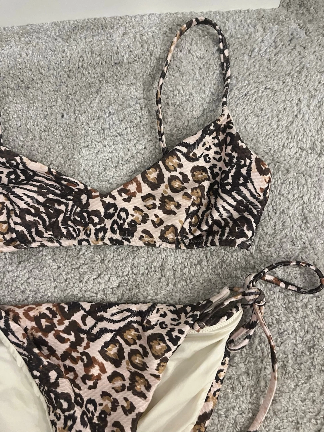 Leopardmönstrad bikini med knyt - 1