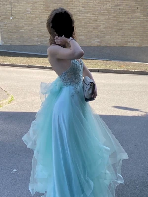 Jättefin balklänning  - Jättefin och gullig balklänning jag hade för något år sedan i så snygg vårfärg. Passar jättebra på mig som är 168cm lång och passar bra om man är kortare men har klackar (även om man har längre och har tex ballerinaskor). Kjolen är stor och princesslikande och är luftig och fin. Endast använd en gång så är i nyskick. Nypris 3800kr