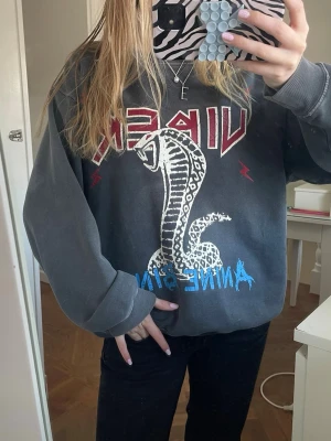 Grå sweatshirt med ormtryck - Anine bing sweatshirt med coolt tryck