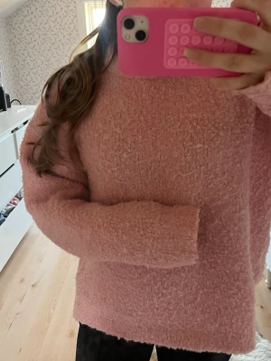 Rosa fluffig stickad tröja - Mysig rosa stickad tröja med oversized passform och långa ärmar. Lite nopprig men självaste modellen är så, super varm och skön, från Cubus storlek M💗💗