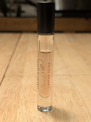 Juliette Has a Gun Lipstick Fever parfym - Juliette Has a Gun Lipstick Fever. Ursprungligen 7,5ml (står PYTTELITET i botten, går inte att fota😅) . Kolla gärna min profil, jag har fler parfymer.  