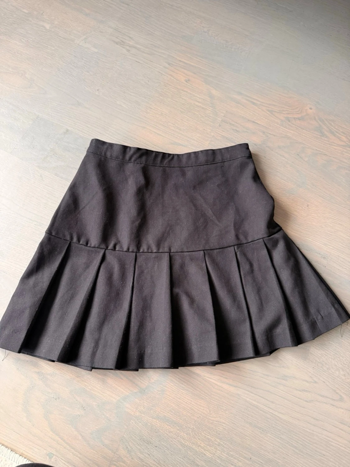 Svart plisserad kortkjol