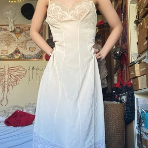 Vit /offwhite klänning med spetsdetaljer - vit / offwhite klänning / nattlinne med smala axelband spetsdetalj vid bysten och nedtill. somrig och mjuk (: liten fläck baktill. stl L