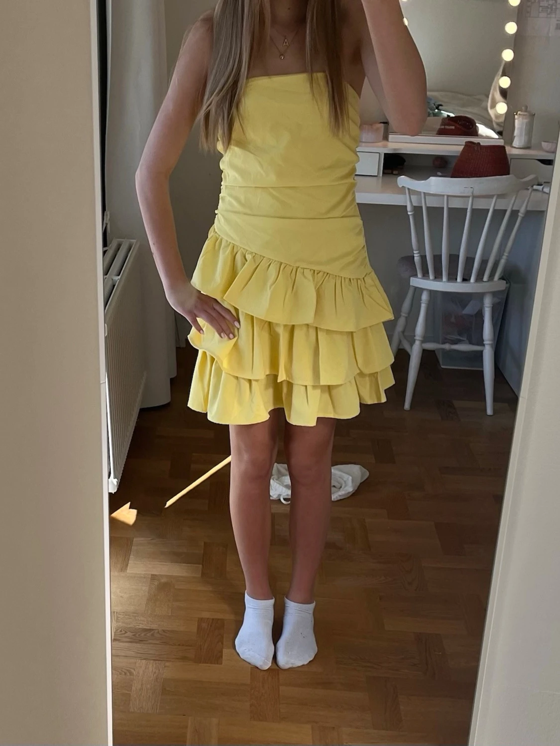 Gul axelbandslös volangklänning