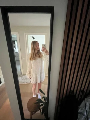 Vit volangklänning  - Supersöt vit klänning med volangkant och puffiga långa ärmar. Klänningen passar perfekt för konfirmation, skolavslutning, fest eller bara till sommaren!! I storlek 34. Jätte fin !! Endast använd 1 gång. 