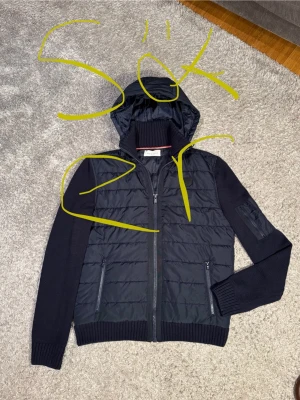Söker Pier One cardigan - Skriv till mig om du har en, storlek, modell eller färg spelar ingen roll. Bara den är från pier one